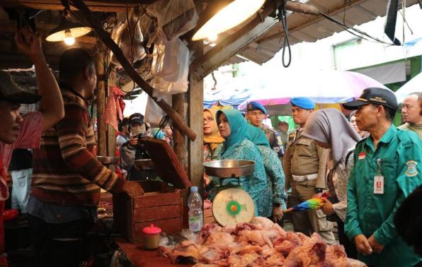 Pj Ketua TP PKK Babel Safiati Safrizal bersama Pj Walikota Pangkalpinang Lusje Anneke Tabalujan Sah, berbincang langsung dengan para pedagang di Pasar Pagi Pangkalpinang, memastikan kestabilan harga.