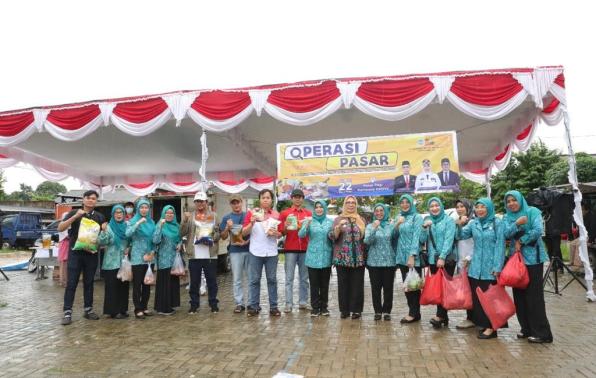 Pj Ketua Tim Penggerak (TP) PKK Provinsi Kepulauan Babel Safriati Safrizal didampingi Pj Walikota Pangkalpinang Lusje Anneke Tabalujan Sah, serta Pj Ketua TP PKK Kota Pangkalpinang Zumalia Mie Go turun langsung memonitor pelaksanaan operasi pasara murah dipasar pagi, Jumat (22/12)