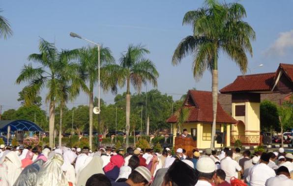 PNS Pemprov Babel khusuk mendengarkan khotbah Sholat Idul Fitri 1435 H yang disampaikan Prof H. Hatammar Rasyid yang merupakan Kakanwil Depag Provinsi Babel yang berlangsung di halaman kantor Gubernur Babel, Senin (28/07/2014) (foto:ahmad). PNS Pemprov Babel khusuk mendengarkan khotbah Sholat Idul Fitri 1435 H yang disampaikan Prof H. Hatammar Rasyid yang merupakan Kakanwil Depag Provinsi Babel yang berlangsung di halaman kantor Gubernur Babel, Senin (28/07/2014) (foto:ahmad).